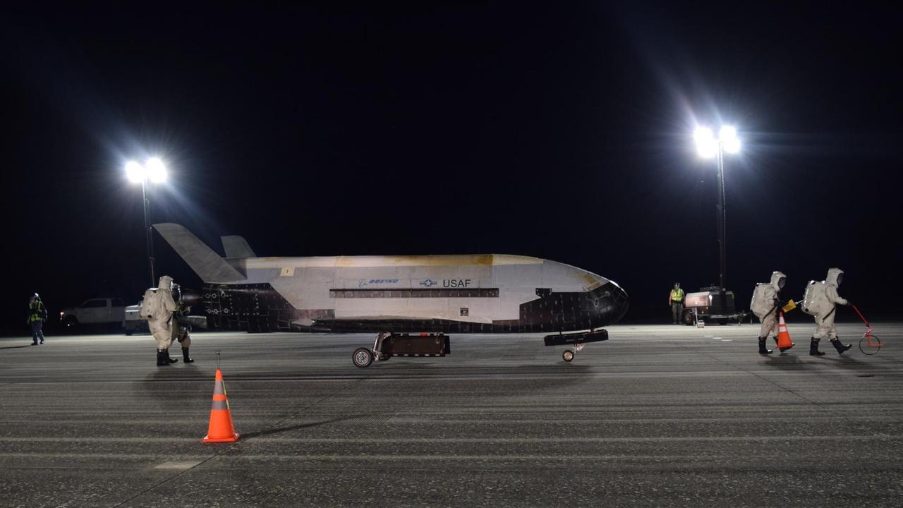 Das "Weltraumflugzeug" X-37B der US-Air Force nach seiner Landung am Kennedy Space Center, 27.10.2019. 