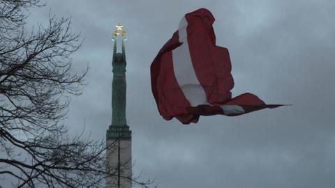 Eine lettische Fahne weht am Freiheitsdenkmal.