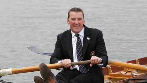Der viermalige englische Ruder-Olympiasieger, Sir Matthew Pinsent beim Rudern.