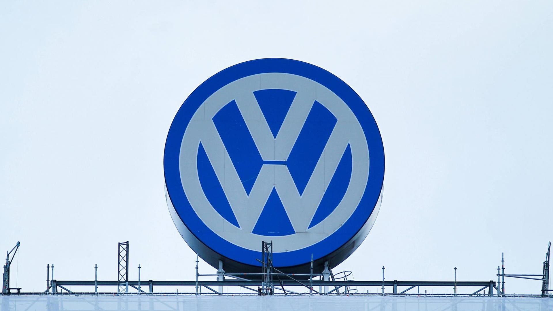 Logo vom Automobilhersteller Volkswagen VW am Verwaltungsgebäude in Wolfsburg