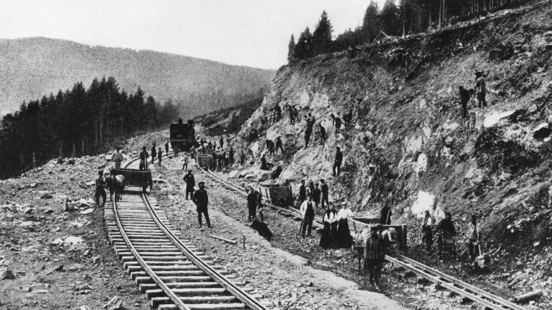 Arbeiter beim Bau eines Streckenabschnittes zwischen Jekatarinenburg und Tscheljabinsk. (Undatiert). Die Transsibirische Eisenbahn wurde von 1891 bis 1916 gebaut und verbindet Moskau mit Wladiwostok.