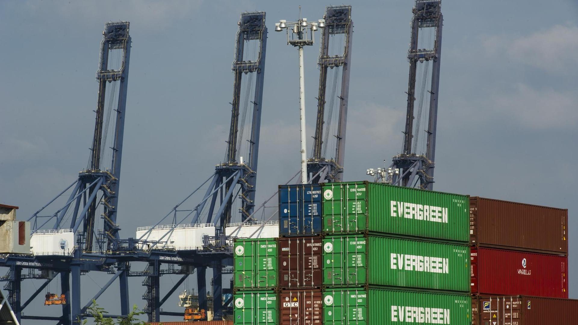 Mexikanische Container mit Exportwaren stehen im Lazaro Cardenas port im mexikanischen Bundesstaat Michoacan Mexikanische Container mit Exportwaren stehen im Lazaro Cardenas port im mexikanischen Bundesstaat Michoacan