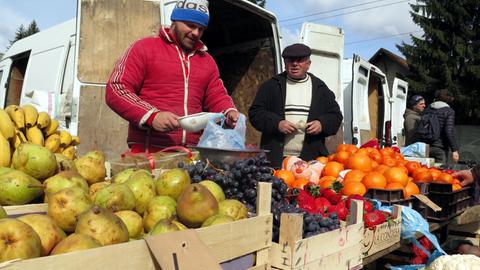 Marktstand im rumänischen Dorf Moisei