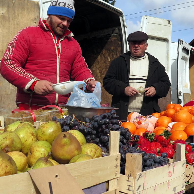 Marktstand im rumänischen Dorf Moisei