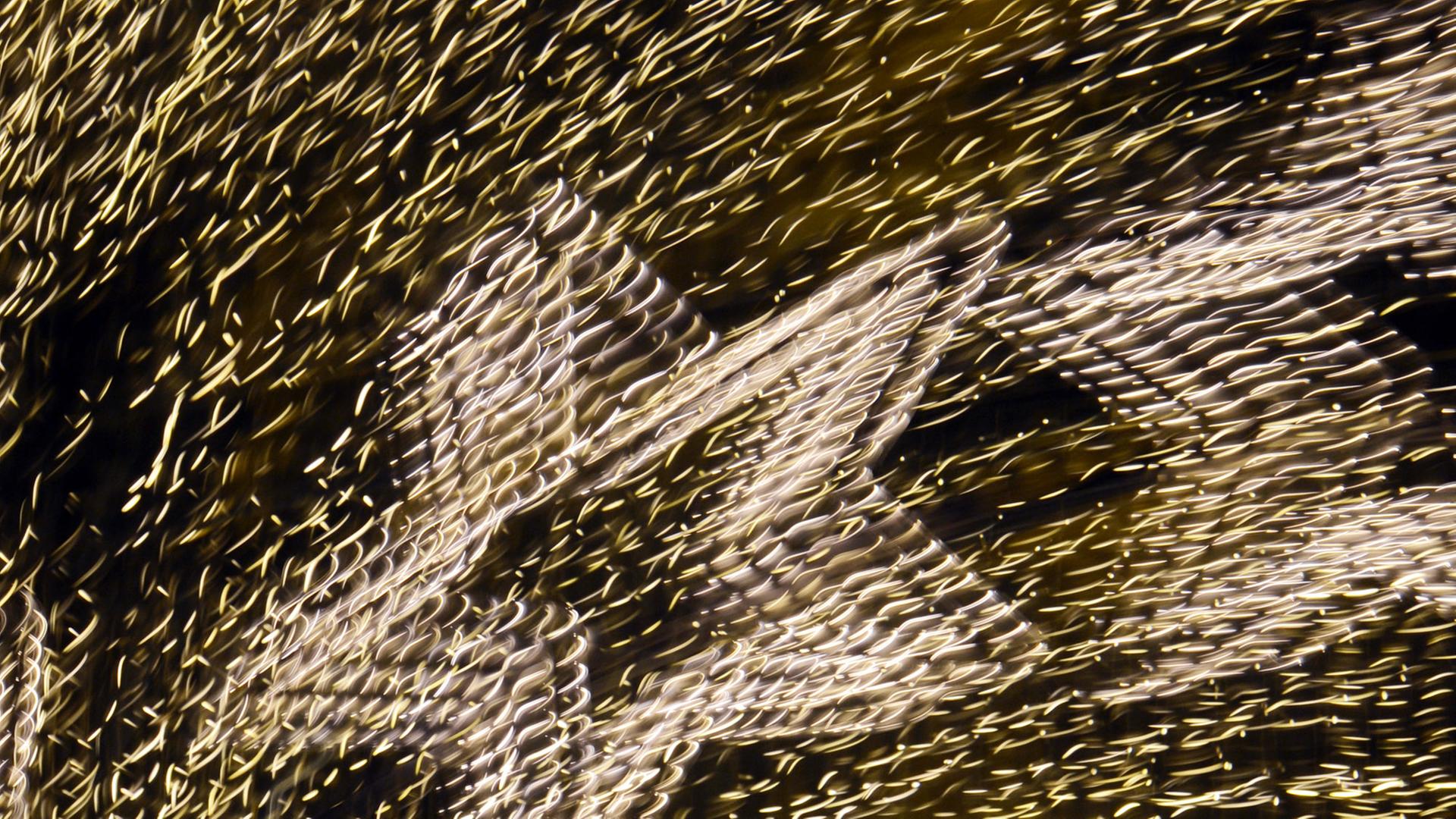 Illustration - Sterne aus Lichterketten und weitere Lichter hängen am 12.12.2012 in Berlin an den Potsdamer Platz Arkaden. (Wischeffekt durch Langzeitbelichtung.)