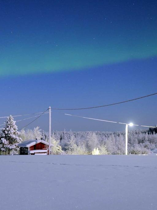 Polarlicht ist am 02.02.2012 am Himmel über dem kleinen Dorf Anttis in Lappland in Nordschweden zu sehen. Die Leuchterscheinung (Elektrometeor) entsteht durch das Auftreffen geladener Teilchen des Sonnenwindes auf die Erdatmosphäre in den Polargebieten.