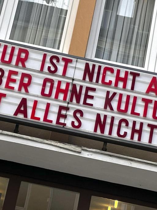Das Kölner Kino Odeon mit der Aufschrift "Kultur ist nicht alles aber ohne Kultur ist alles nichts"
