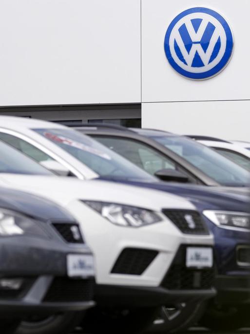 An einem Autohaus prangt das Logo des Volkswagen-Konzerns - aufgenommen aus dem öffentlichen Raum. Rheda-Wiedenbrück,