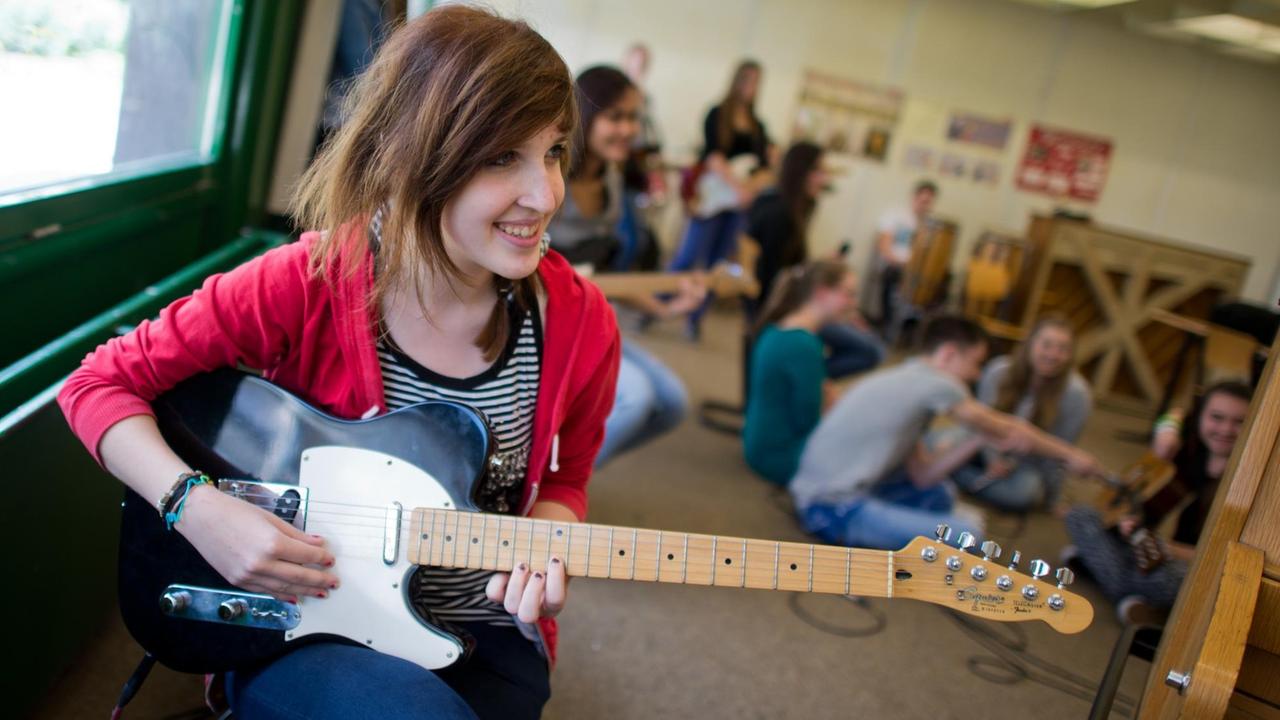 Eine Schülerin probt mit ihrer Schulklasse in einem Musikraum der Wilhelm Bracke Gesamtschule in Braunschweig (Niedersachsen). 