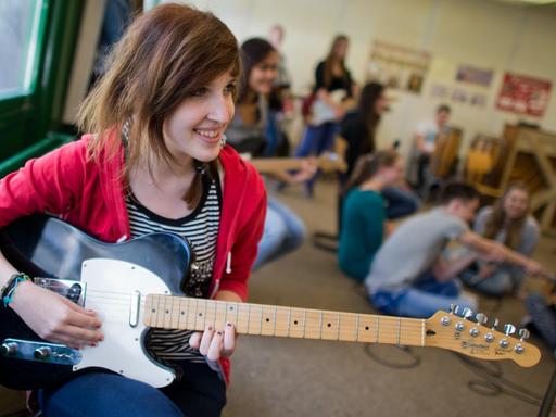 Eine Schülerin probt mit ihrer Schulklasse in einem Musikraum der Wilhelm Bracke Gesamtschule in Braunschweig (Niedersachsen).