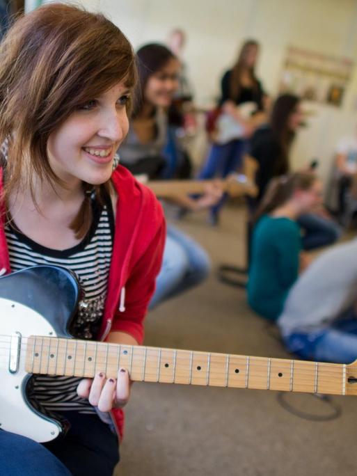 Eine Schülerin probt mit ihrer Schulklasse in einem Musikraum der Wilhelm Bracke Gesamtschule in Braunschweig (Niedersachsen).