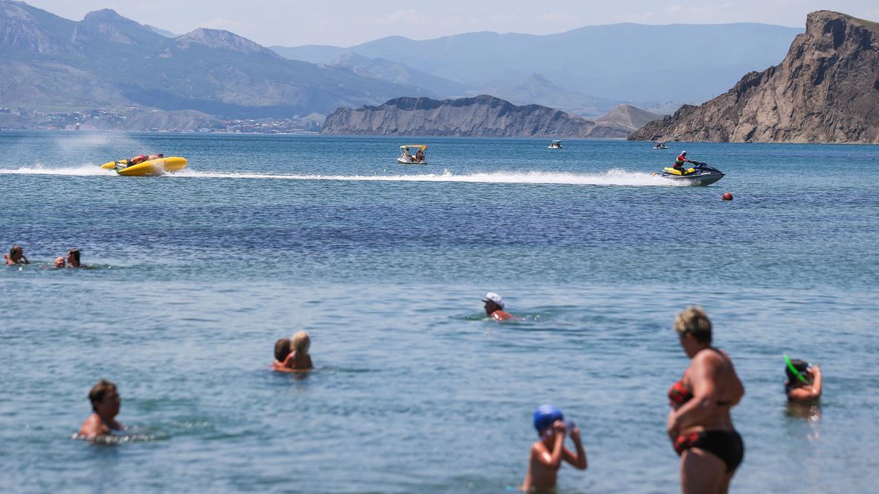 Touristen auf der Krim baden im Schwarzen Meer. Eine Aufnahme vom 30. Juni 2014.