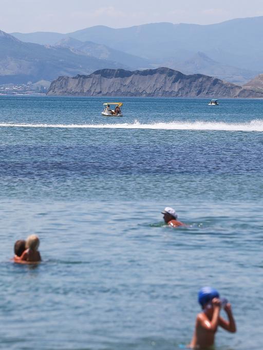 Im Juni 2014 baden Touristen auf der Krim im Schwarzen Meer.