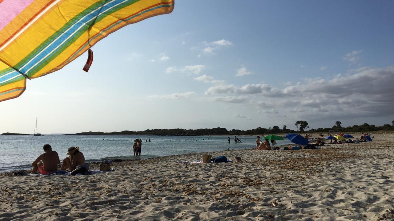 Mallorca während der Corona-Pandemie: Bild vom spärlich gefüllten Strand in Es Caragol. 