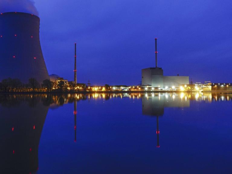 Atomkraftwerk Ohu bei Landshut bei Nacht