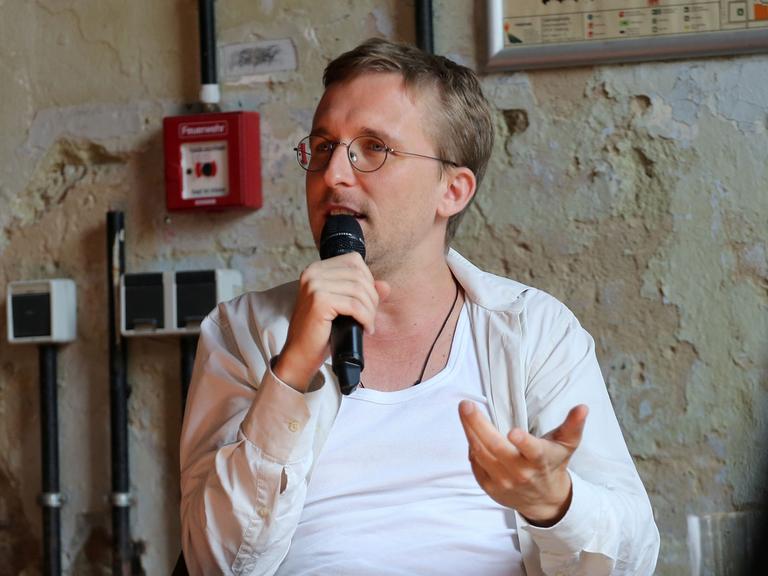 Der Regisseur Boris Nikitin spricht am 06.08.2014 in der Gebläsehalle in Duisburg während der Auftaktpressekonferenz der Ruhrtriennale 2014.