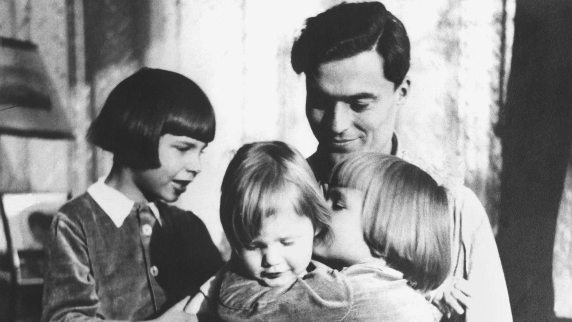 Offizier und spätere Widerstandskämpfer Claus Schenk Graf von Stauffenberg im Jahr 1940 mit seinen Kindern