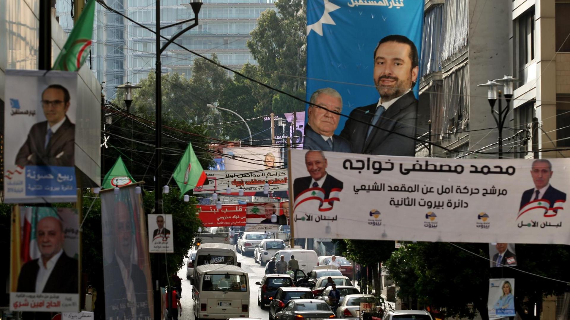 18.04.2018, Libanon, Beirut: Wahlplakat hängen in der Stadt. Im Mai soll im Libanon ein neues Parlament gewählt werden.