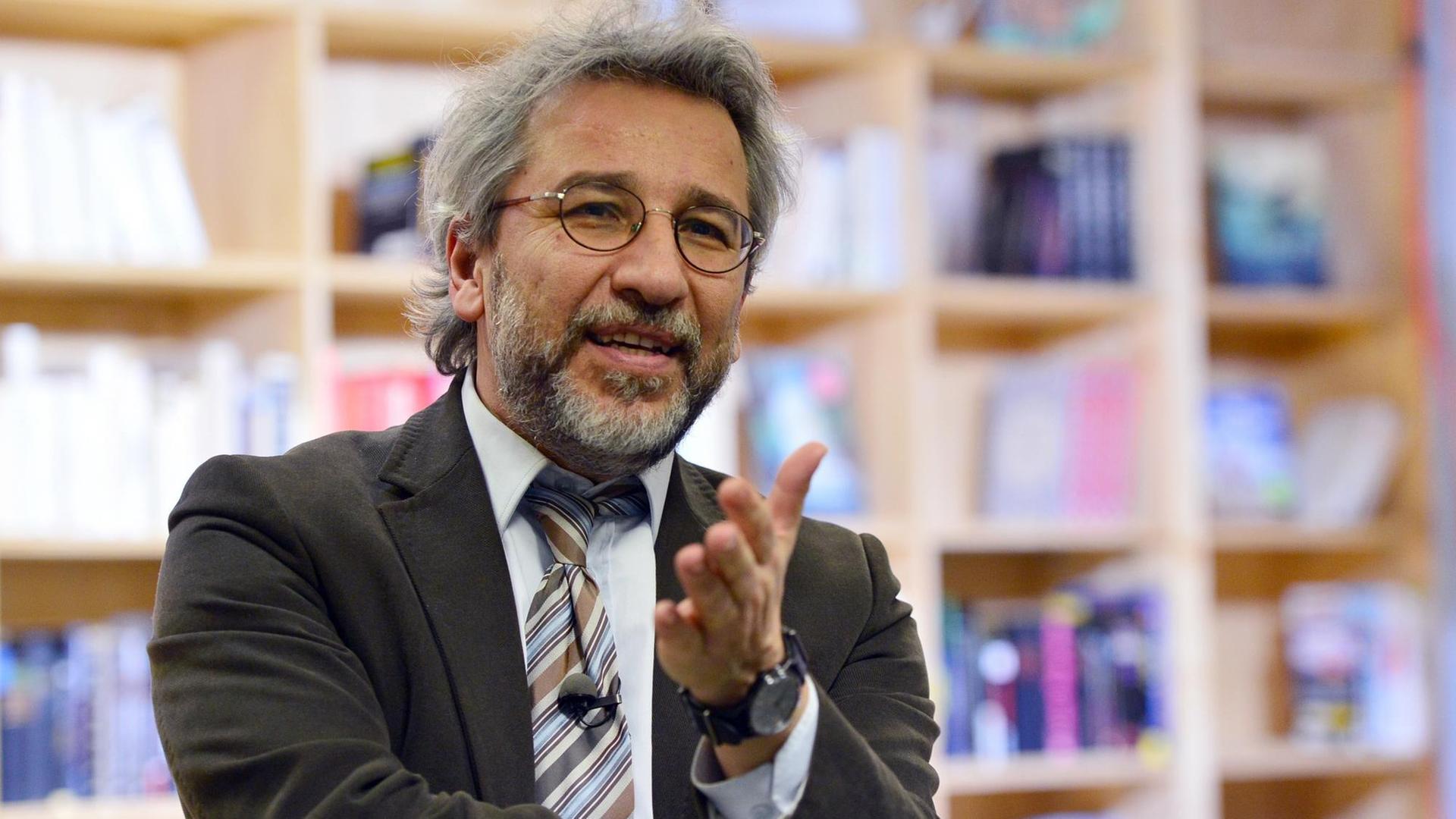 Der türkische Journalist Can Dündar bei der Eröffnung des Online-Magazins Özgürüz