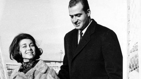 Prinz Juan Carlos von Spanien - der spätere spanische König - und seine Frau Sofia am Flughafen von Brüssel im Jahr 1969