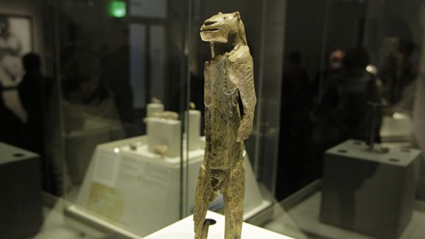 Eine Skulptur aus Mammut-Elfenbein zeigt einen Mann mit Löwenkopf. Die Figur ist etwa 40.000 Jahre alt und wurde in der Stadel-Höhle in Baden-Württemberg gefunden.