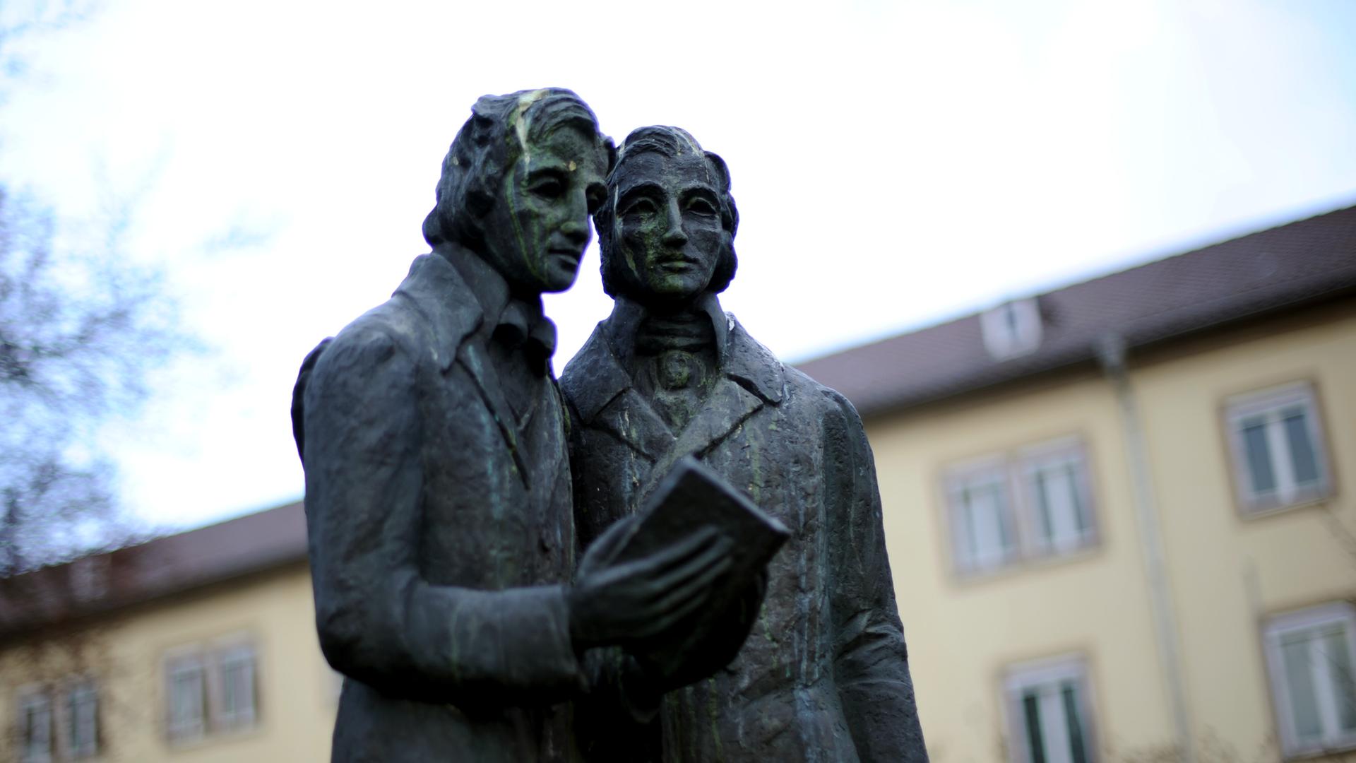 Das Denkmal der Brüder Grimm (links Wilhelm, rechts Jacob), aufgenommen am Freitag (01.04.2011). Foto: Uwe Zucchi dpa/lhe