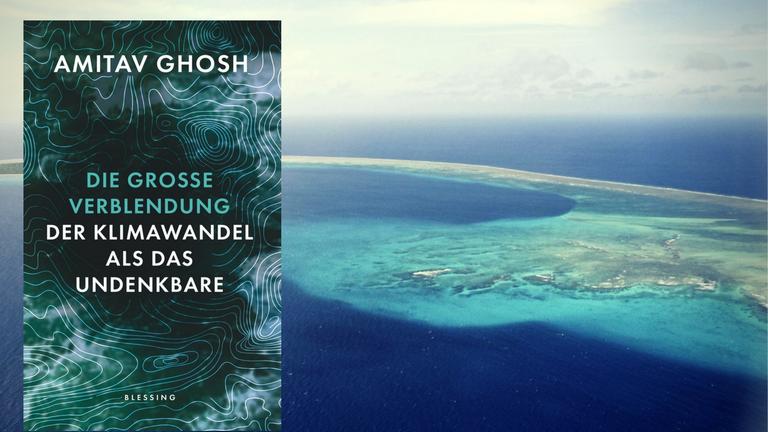 Buchcover "Die große Verblendung" von Amitav Gosh. rechts im Hintergrund eine Luftaufnahme der Marshall-Inseln