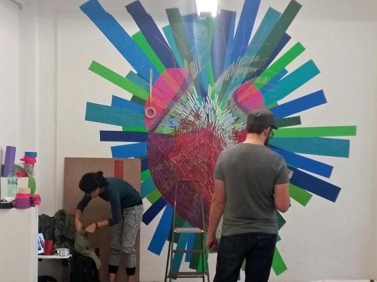 Tape-Art-Künstler Jay Walker aus Philadelphia beim Anfertigen eines Wandbildes in der Berliner Galerie Neurotitan