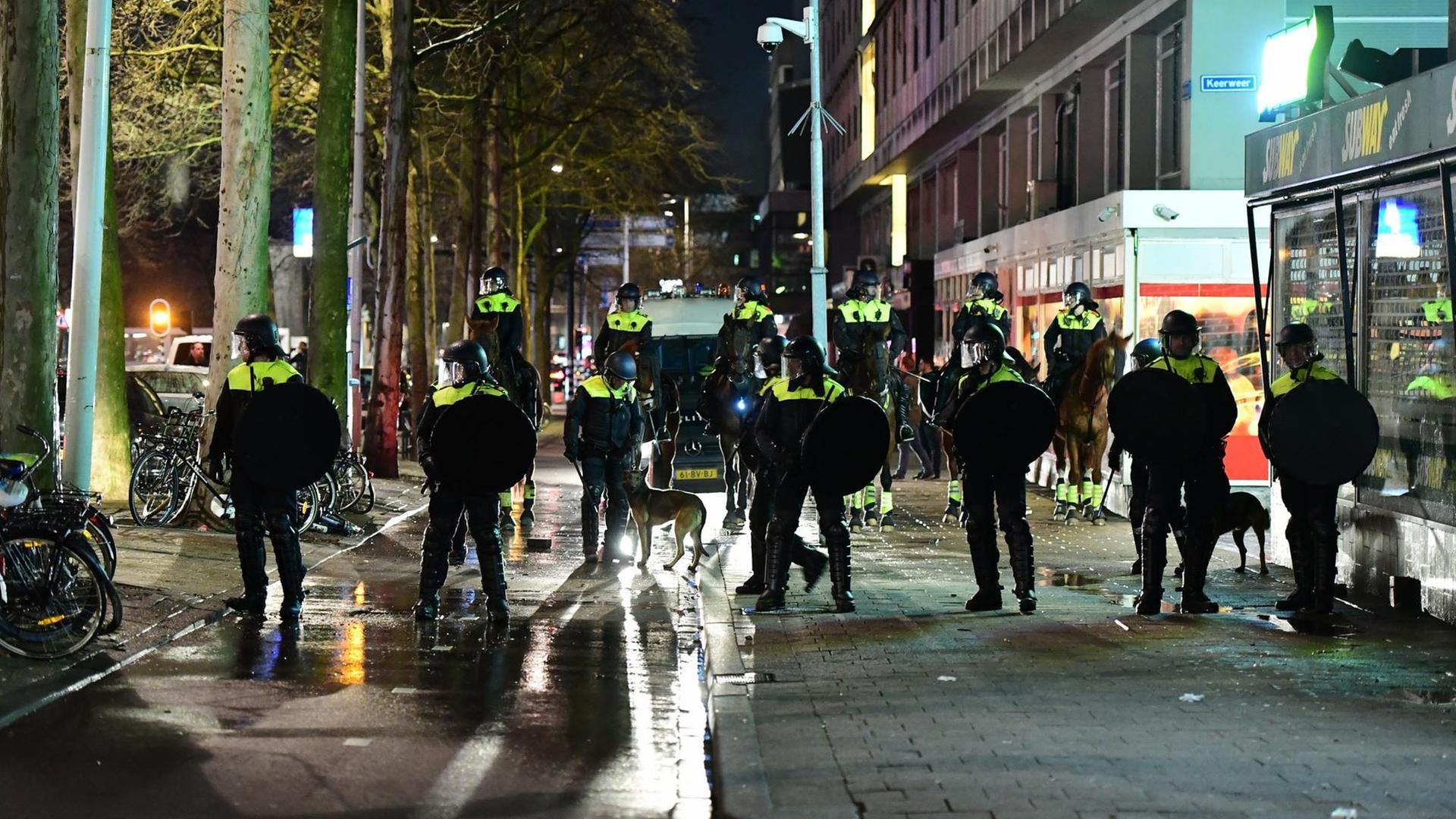 Niederländische Polizisten riegeln in Rotterdam eine Straße ab.