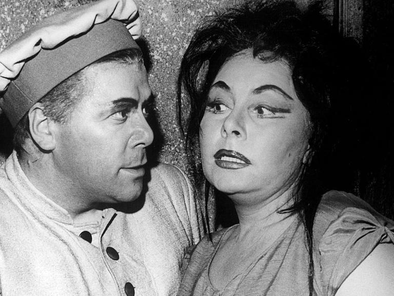 Christa Ludwig probt in der Wiener Staatsoper mit Walter Berry für die Aufführung der Oper "Wozzek" von Alban Berg (1963). Die international berühmte Mezzosopranistin und Kammersängerin beendete 1994 mit umjubelten Abschiedskonzerten in Berlin, München und Wien ihre Bühnenlaufbahn. Christa Ludwig wurde am 16. März 1928 in Berlin geboren. |