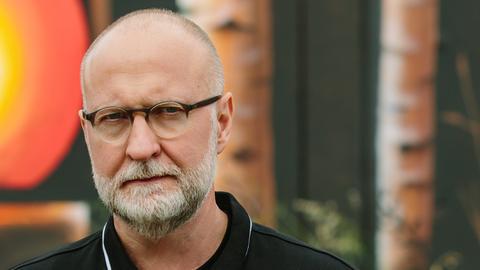 Ein Mann mit Brille schaut in die Kamera.