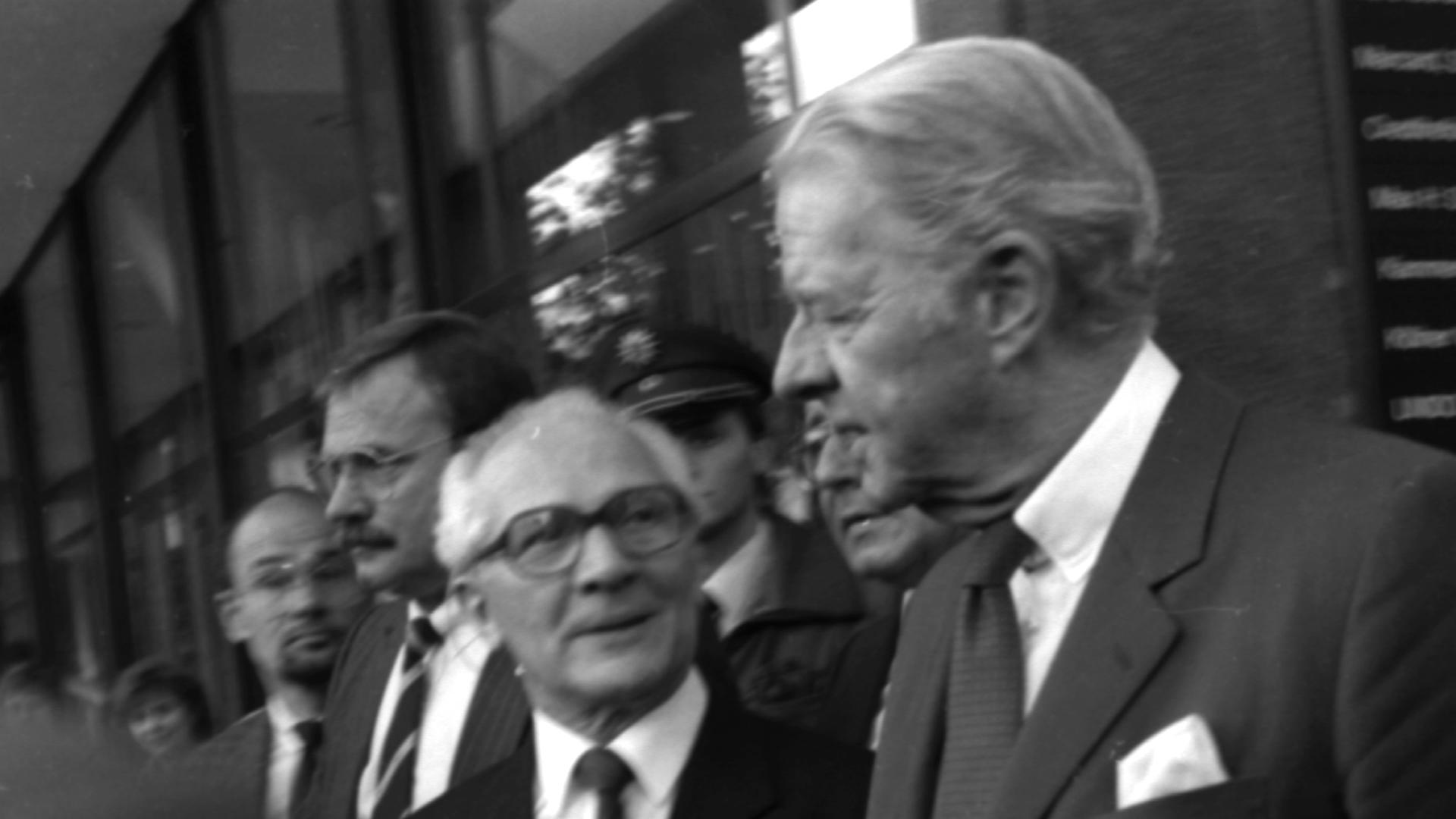 1987: Erich Honecker mit Otto Wolff von Amerongen (r).