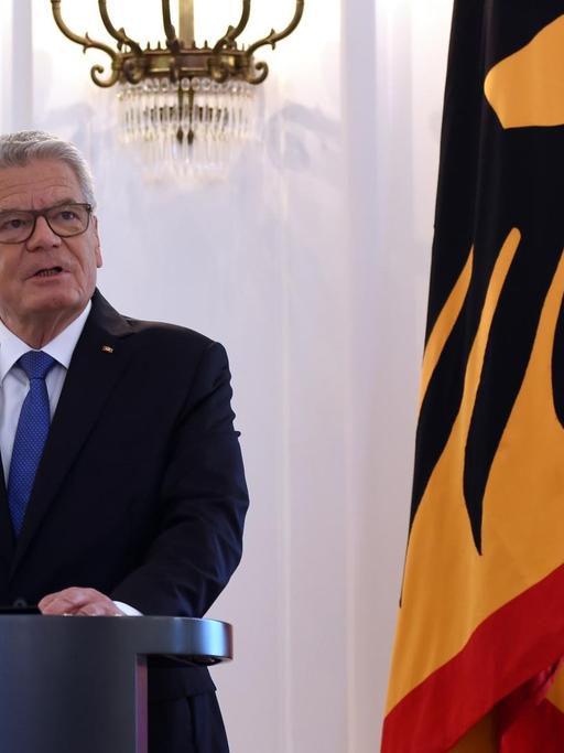 Bundes-Präsident Gauck spricht am 6. Juni in Berlin, neben ihm eine Bundes-Flagge