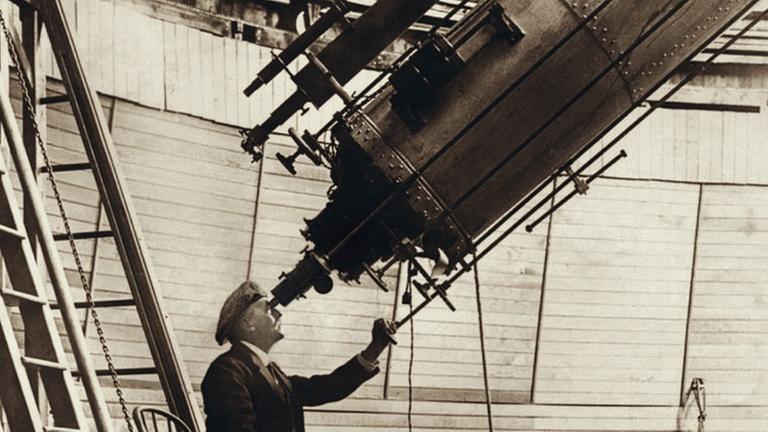 Percival Lowell (1855-1916) beim Beobachten am Teleskop