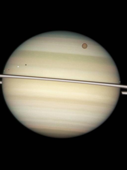 Der Saturn mit seinen Monden Encedalus, Dione, Titan und Mimas (v.l.n.r.)