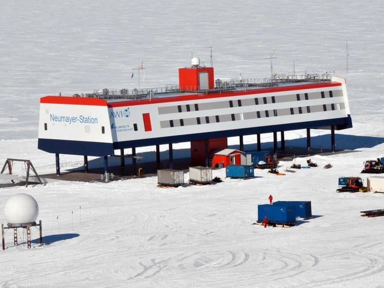 Die deutsche Forschungsbasis Neumayer-Station III in der Antarktis. Das hochmoderne Gebäude steht mit 16 Stelzen auf dem 200 Meter dicken Ekström-Schelfeis im Südpolargebiet.