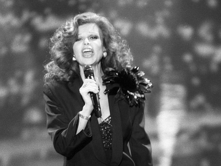 Milva auf einer schwarz weiß Aufnahme, singend im Dezember 1990 in der TV-Sendung "Verstehen Sie Spaß?"