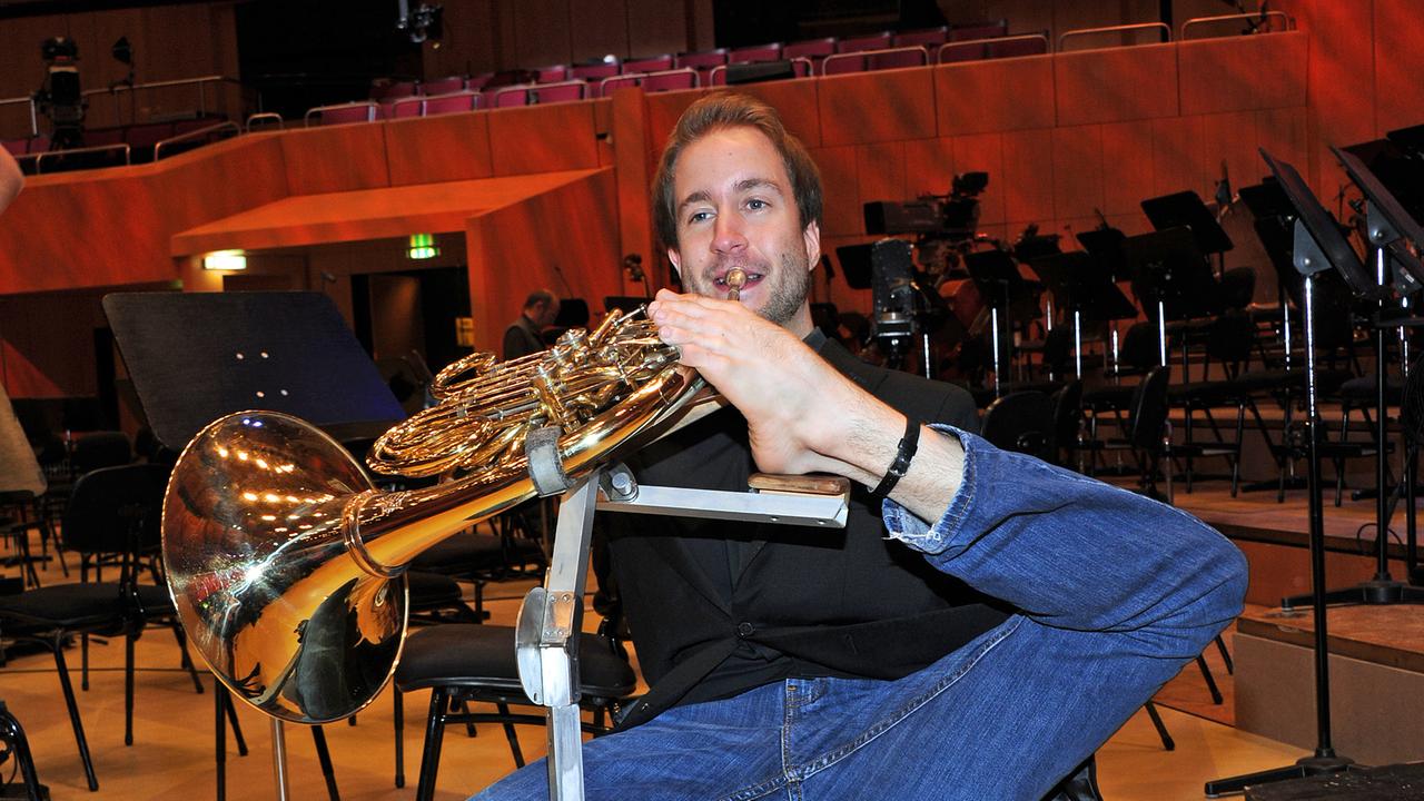 Der armlose Hornist Felix Klieser. Er erhielt 2014 den "Echo Klassik"-Preis. 