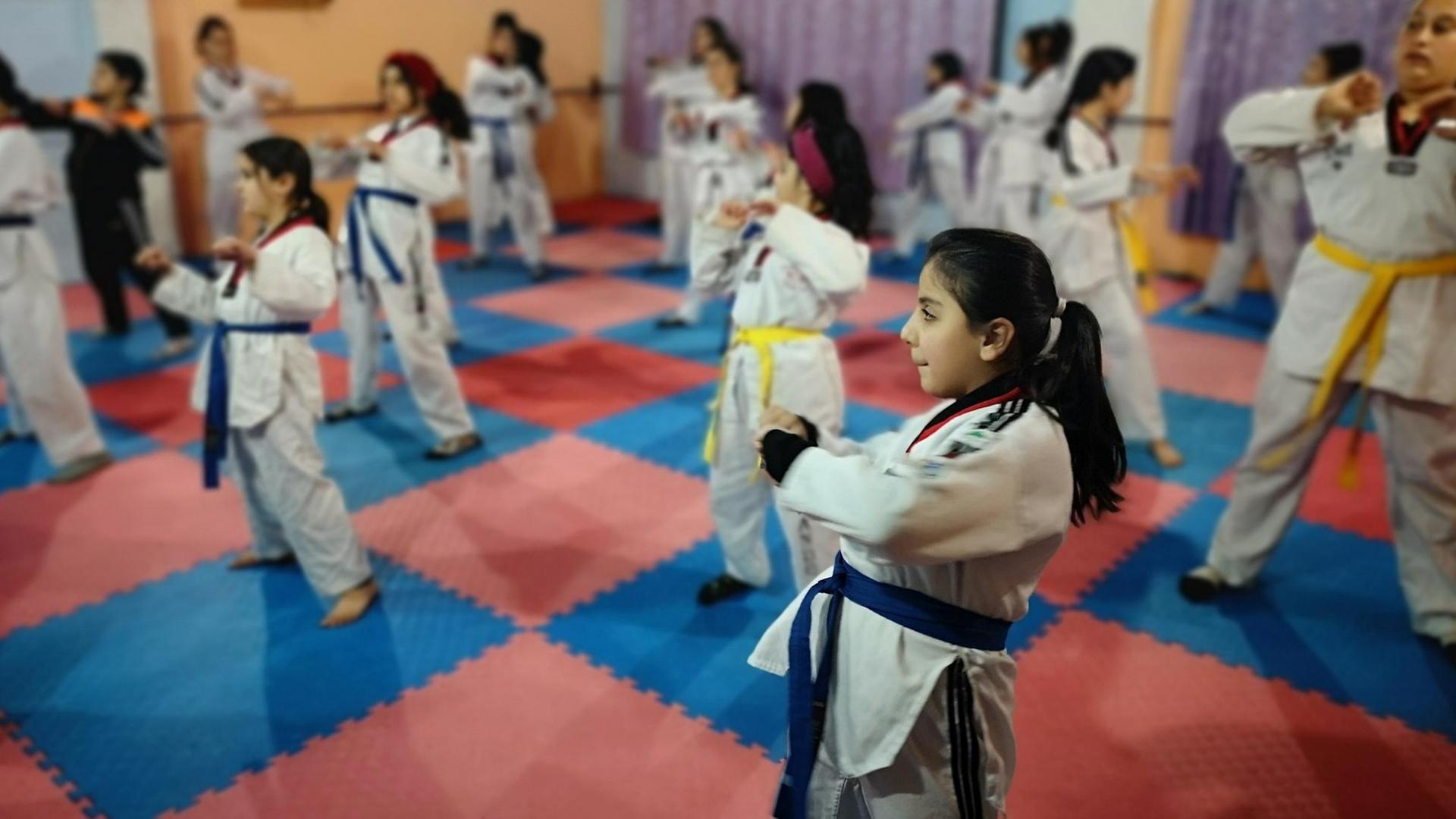 Teakwondo-Kurs mit Mädchen, die trainieren