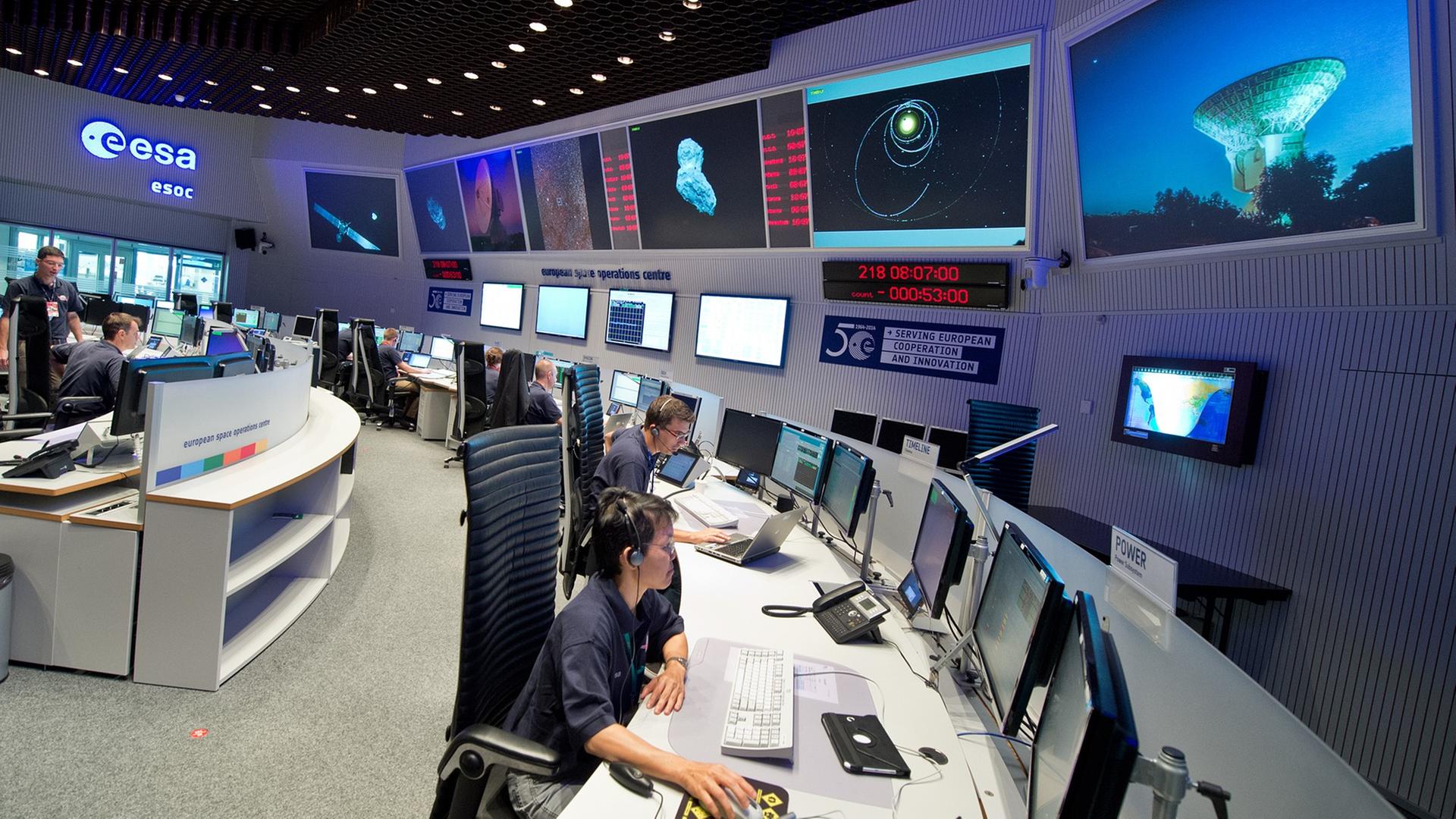 Im Kontrollzentrum der ESA in Darmstadt (Hessen) verfolgen Experten am 06.08.2014 den Flug der Raumsonde "Rosetta". Nach zehnjährigem Flug durchs All erreicht die Raumsonde im Laufe des Tages den Kometen «67P/Tschurjumow-Gerassimenko». Mit dem Einschwenken der Sonde in die Umlaufbahn beginnt das spannende Finale einer rund sechs Milliarden Kilometer langen Reise, die im November mit der ersten Landung auf einem Kometen gekrönt werden soll.