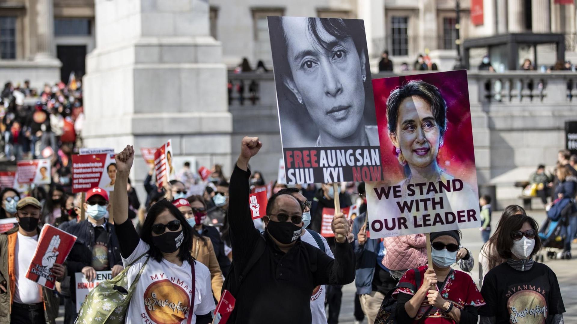 Protestler in London halten Plakate der Oppositionsikone Aung San Suu Kyi in die Höhe