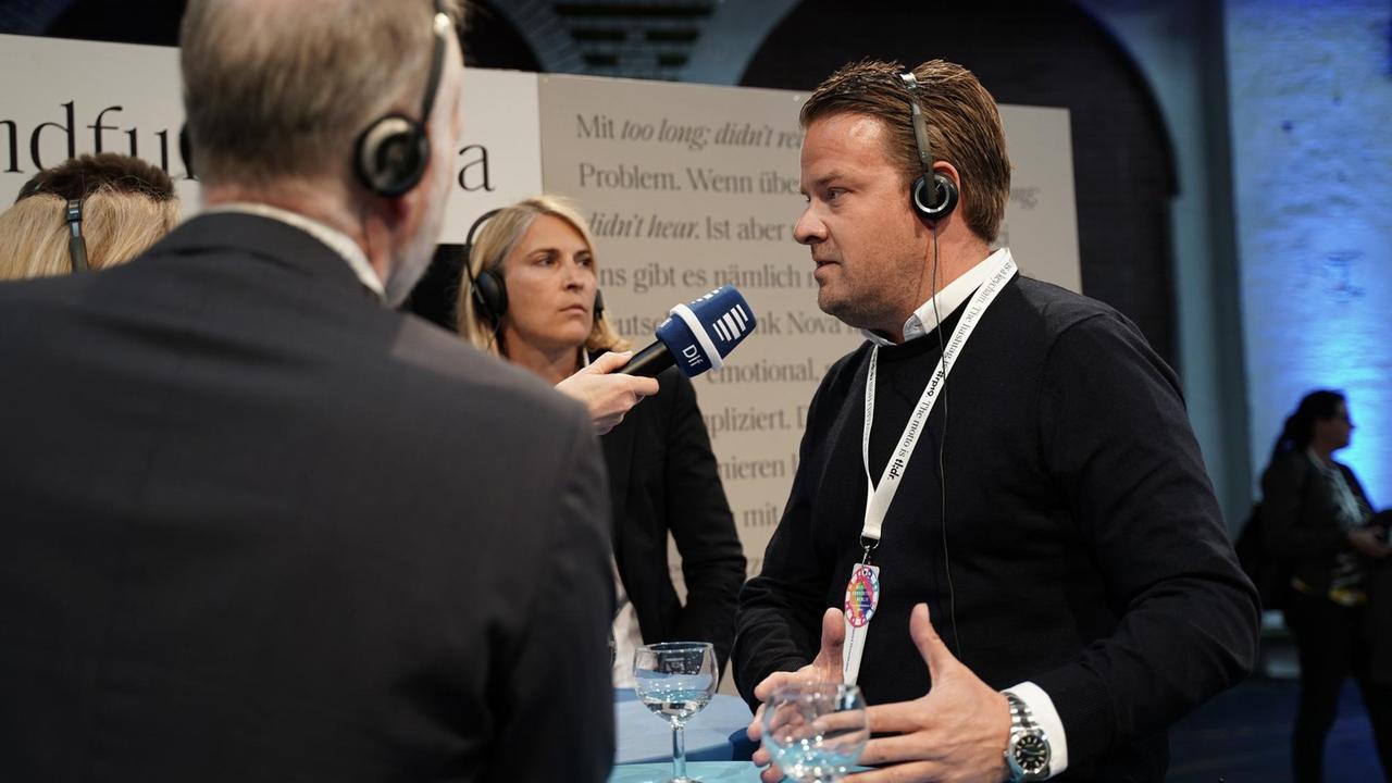 ProSieben-Senderchef Daniel Rosemann auf der re:publica 2019 im Gespräch mit Deutschlandfunk-Moderatorin Bettina Schmieding.