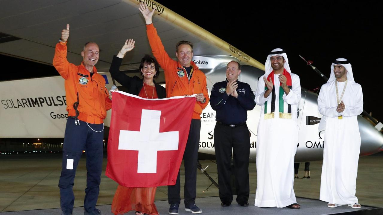 Der Schweizer Pilot Bertrand Piccard (1. v. l.) bei seiner Ankunft in Abu Dhabi mit André Borschberg (3. v. r.) und Prinz Albert II. von Monaco (4. v. r.)