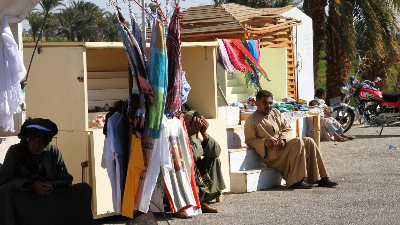 Händler warten auf Touristen in Ägypten
