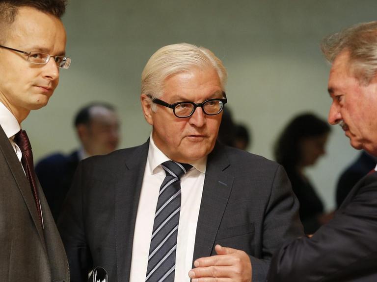 Peter Szijjarto (Ungarn), Frank-Walter Steinmeier (Deutschland) und Jean Asselborn (Luxemburg) beim Treffen der EU-Außenminister (12.10.2015).