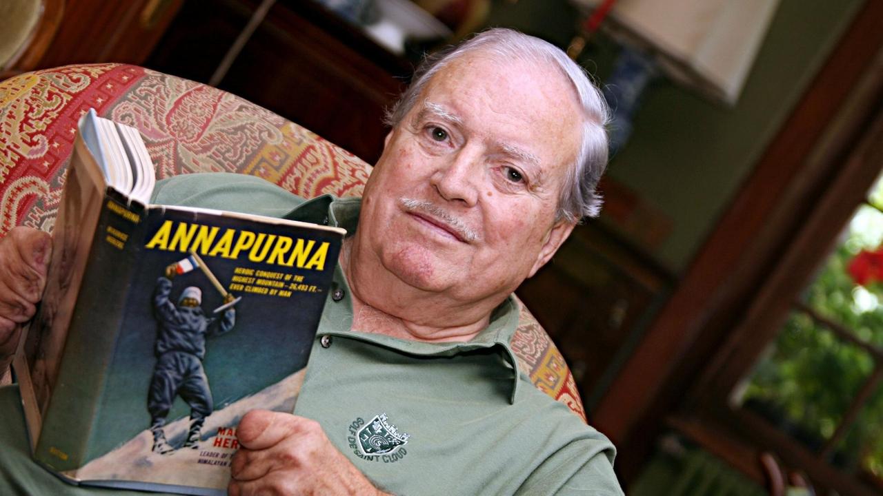 Bergsteiger Maurice Herzog mit seinem Buch "Annapurna".