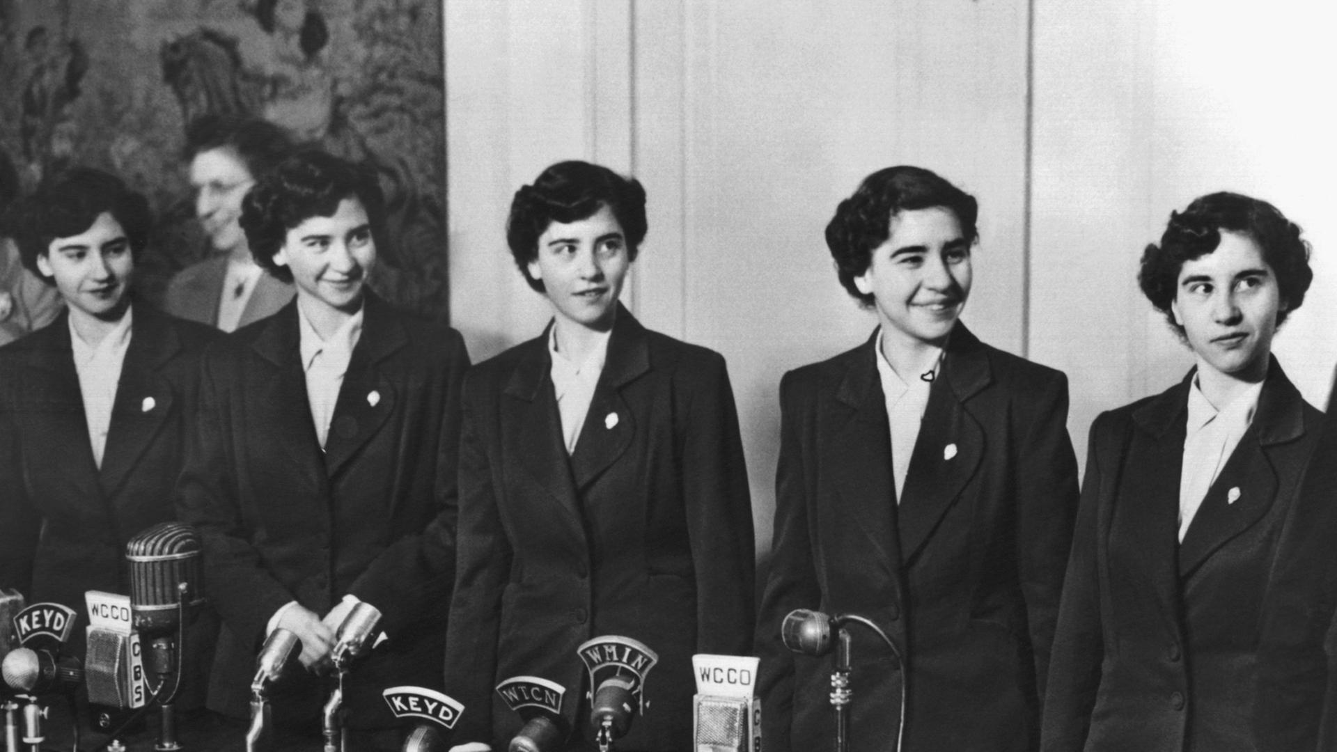 Die Fünflings-Mädchen (l-r) Annette, Yvonne, Cecile, Emilie und Marie Dionne während ihrer ersten Pressekonferenz in den USA am St. Catherines's College in St. Paul am 27. Januar 1952.