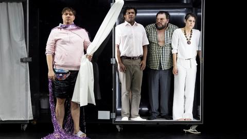 Eine Szene aus "Andi Europäer" von Philipp Löhle am Staatstheater Nürnberg. Im Bild: Nicolas Frederick Djuren (Andi), Amadeus Köhli (Tony), Raphael Rubino (Ansgar Bickel) und Stephanie Leue (Heike Landsberg).