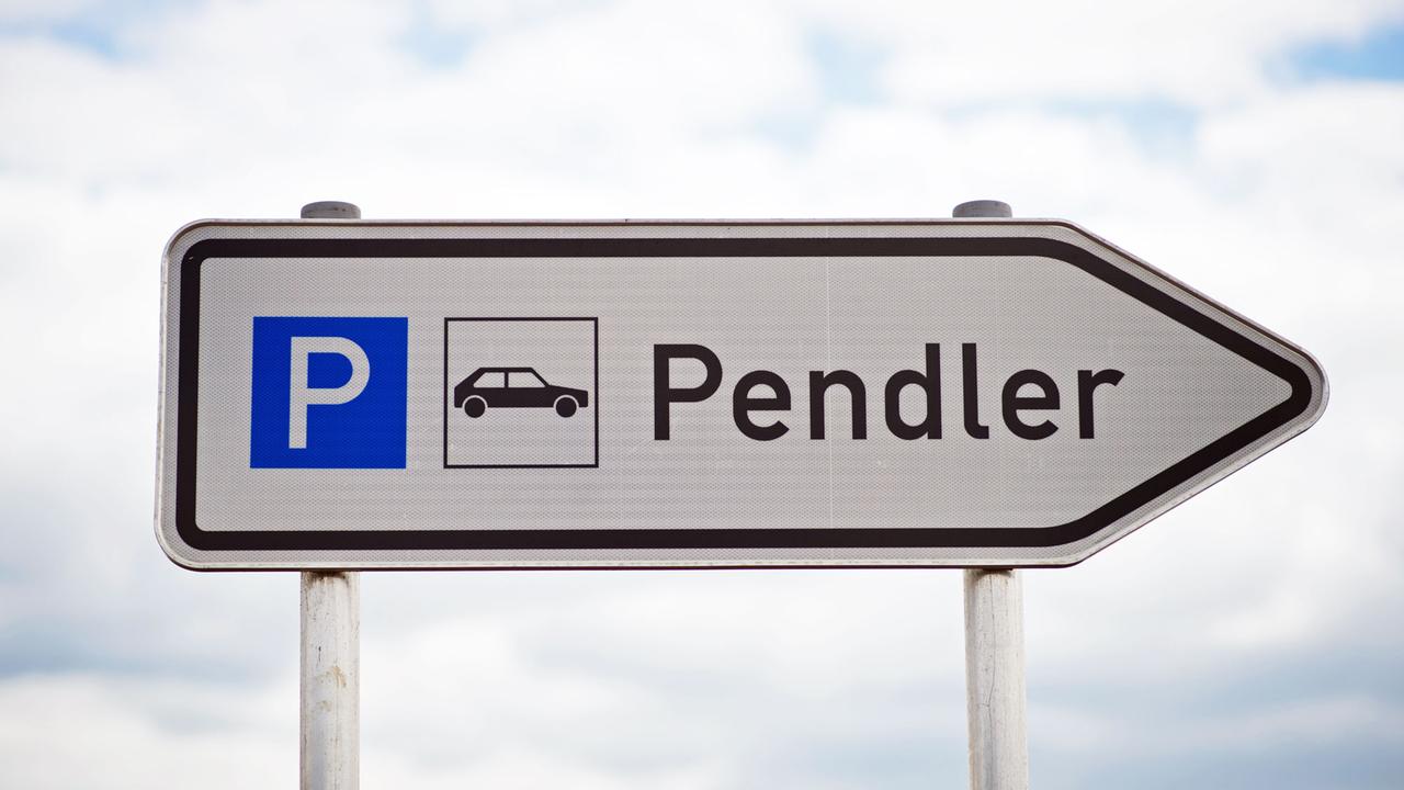 Ein Schild mit der Aufschrift "Pendler" steht am 05.06.2012 bei Poppenhausen (Bayern) an einer Autobahnanschlussstelle.