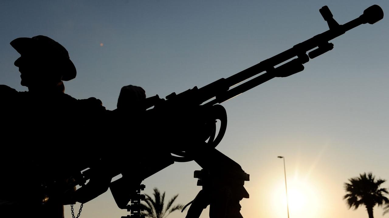 Ein libyscher Rebell steht in Bengasi hinter seinem schweren Maschinengewehr